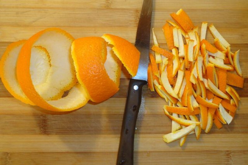 Не спешите выбрасывать апельсиновые корки. Из них можно сделать вкусное угощение!
