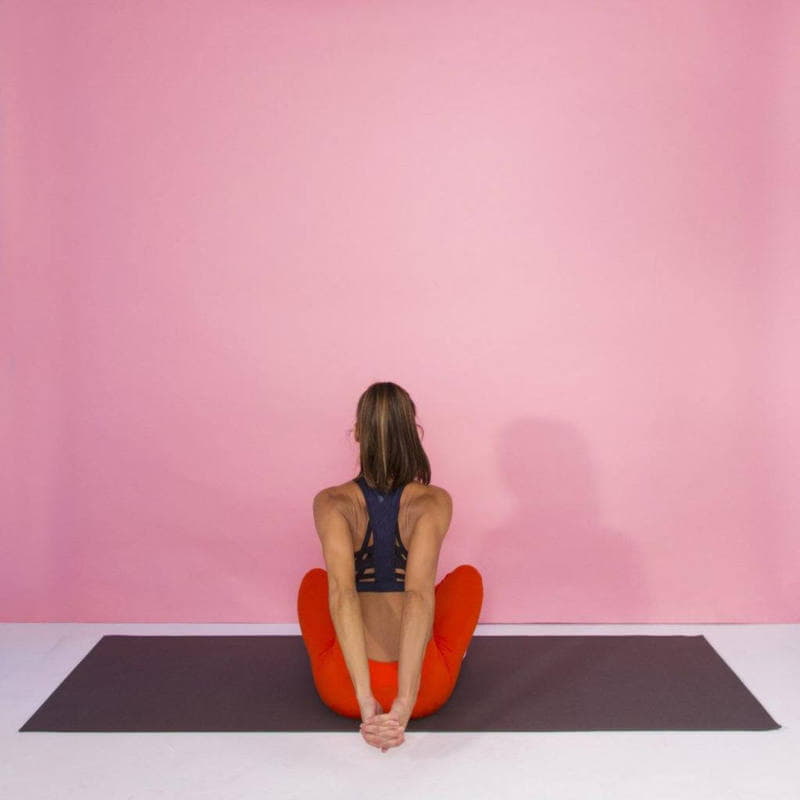 9 упражнений на растяжку, которые заменят сеанс массажа