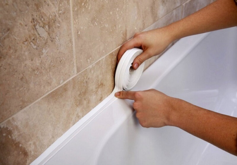 Несколько способов заделки щели между ванной и стеной