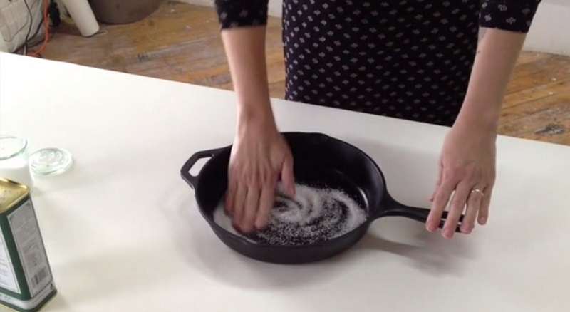 10-секундный трюк, который сделает твою сковороду блистательно чистой!