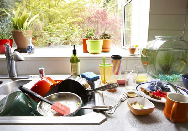 Почему нельзя мыть посуду в гостях