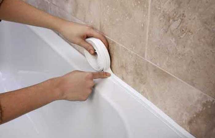 5 быстрых способов, как заделать зазор между стенкой и ванной, чтобы не заливать пол и соседей