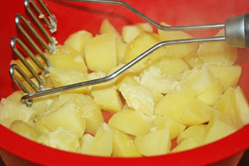 Закуска № 1: на часах 6 утра, самое время пожарить картофельные палочки с особым соусом.