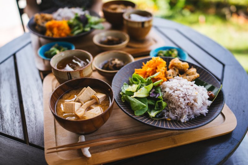 Раскрыт японский секрет вечной молодости: 5 правил питания, которые замедляют старение.