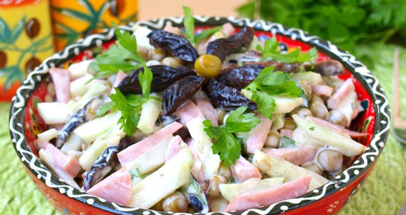 Для желудка и для кишечника: 12 вкусных салатов с черносливом.