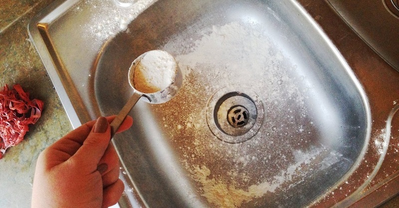 Сантехник с 24-летним стажем: «Ежедневно ты уничтожаешь кухонную раковину, сливая в нее…»