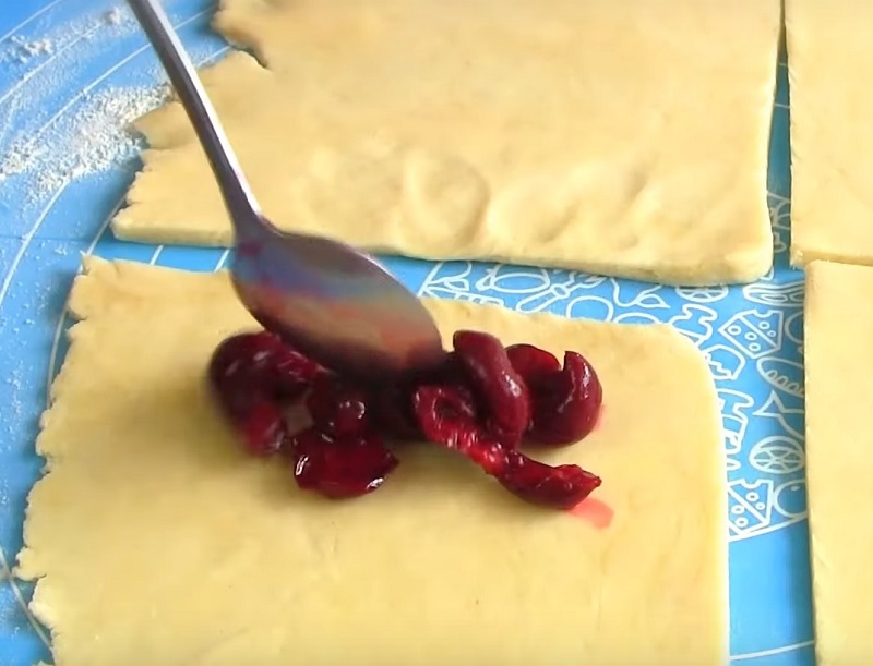 Хрустящие трубочки из песочного теста с сочной вишневой начинкой: проверенный рецепт