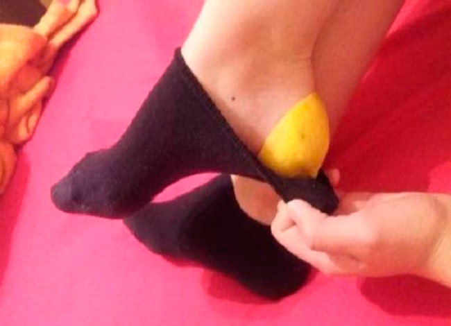 Благодаря лимону в носке, можно за ночь излечить потрескавшиеся пятки! Вы влюбитесь в это средство!