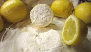 Это не шутка!! Половина лимона погруженного в пищевую соду.