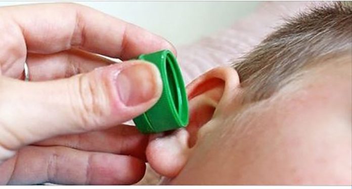 Не используйте больше ватные палочки: доктор открыл самый эффективный способ очистки ваших ушей!