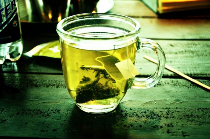 Используйте зеленый чай, чтобы мгновенно получить свежий вид лица
